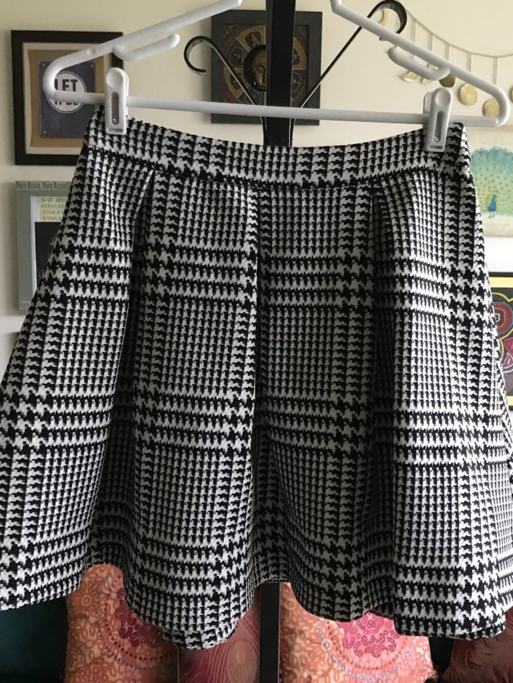 EXPRESS size 4 Black & White Houndstooth Pleated Circle Skirt